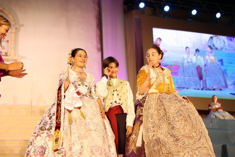 Marta Ortuño i Ariadna Serrat estrenen el seu regnat de Fogueres 2020 Marta Ortuño i Ariadna Serrat estrenen el seu regnat de Fogueres 2020