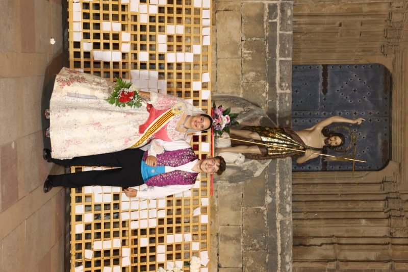 Tot per l’aire i La Desastrà, quintades protagonistes de la primera ofrena a Sant Joan de Fogueres de Xàbia Tot per l’aire i La Desastrà, quintades protagonistes de la primera ofrena a Sant Joan de Fogueres de Xàbia