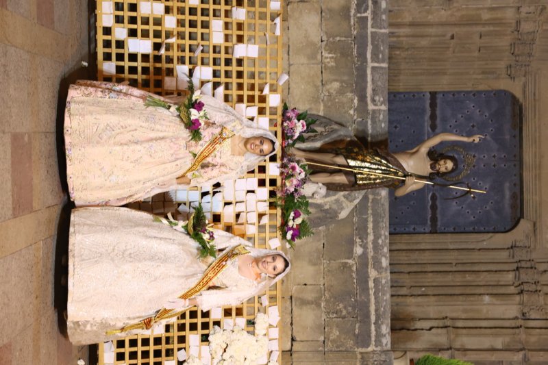 Tot per l’aire i La Desastrà, quintades protagonistes de la primera ofrena a Sant Joan de Fogueres de Xàbia Tot per l’aire i La Desastrà, quintades protagonistes de la primera ofrena a Sant Joan de Fogueres de Xàbia