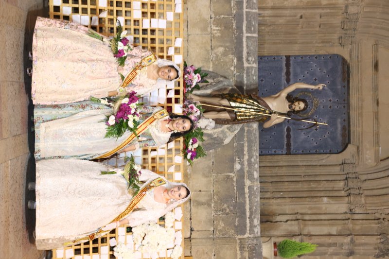 Tot per l’aire i La Desastrà, quintades protagonistes de la primera ofrena a Sant Joan de Fogueres de Xàbia Tot per l’aire i La Desastrà, quintades protagonistes de la primera ofrena a Sant Joan de Fogueres de Xàbia