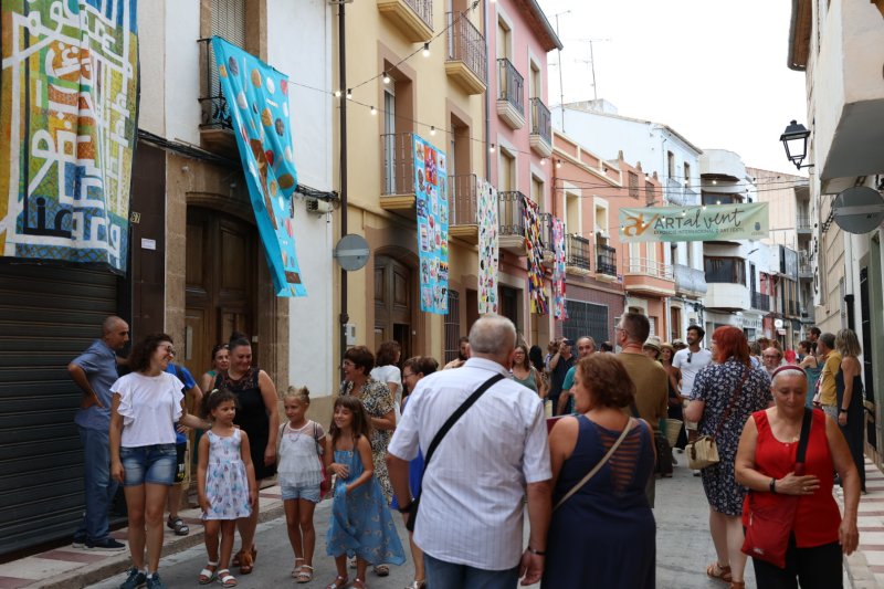 Art al Vent ja llueix els més de mig centenar de cobertors al Carrer La Bassa de Gata Art al Vent ja llueix els més de mig centenar de cobertors al Carrer La Bassa de Gata
