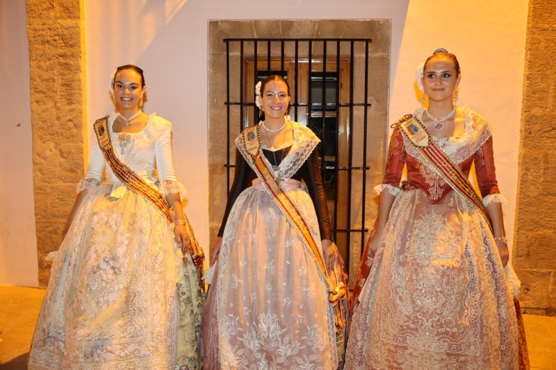 L'emotiva serenata de la Tuna de Xàbia a les regines i representants de Fogueres  L'emotiva serenata de la Tuna de Xàbia a les regines i representants de Fogueres