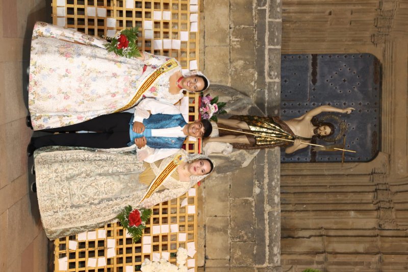 Tot per l’aire i La Desastrà, quintades protagonistes de la primera ofrena a Sant Joan de Fogueres de Xàbia Tot per l’aire i La Desastrà, quintades protagonistes de la primera ofrena a Sant Joan de Fogueres de Xàbia