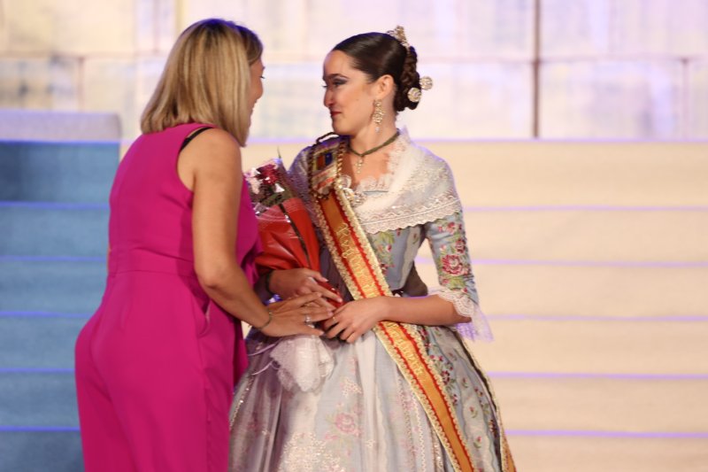 Marta Ortuño i Ariadna Serrat estrenen el seu regnat de Fogueres 2020 Marta Ortuño i Ariadna Serrat estrenen el seu regnat de Fogueres 2020