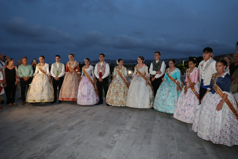 L'emotiva serenata de la Tuna de Xàbia a les regines i representants de Fogueres  L'emotiva serenata de la Tuna de Xàbia a les regines i representants de Fogueres