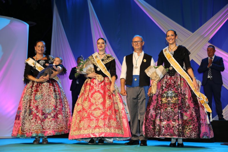 Duanes de Xàbia proclama a les majoralesses i majorals de les festes de Loreto i ret homenatge als presidents de les comissions Duanes de Xàbia proclama a les majoralesses i majorals de les festes de Loreto i ret homenatge als presidents de les comissions