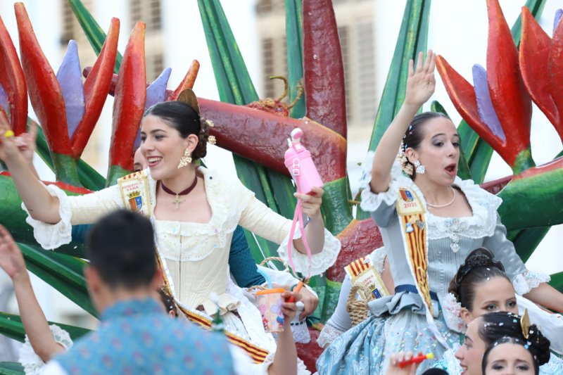 Més d’una vintena de carrosses desfilen en la primera jornada de cavalcada de Xàbia Més d’una vintena de carrosses desfilen en la primera jornada de cavalcada de Xàbia