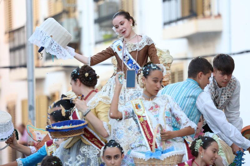 Més d’una vintena de carrosses desfilen en la primera jornada de cavalcada de Xàbia Més d’una vintena de carrosses desfilen en la primera jornada de cavalcada de Xàbia
