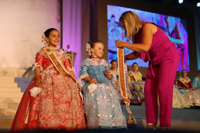 Marta Ortuño i Ariadna Serrat estrenen el seu regnat de Fogueres 2020 Marta Ortuño i Ariadna Serrat estrenen el seu regnat de Fogueres 2020