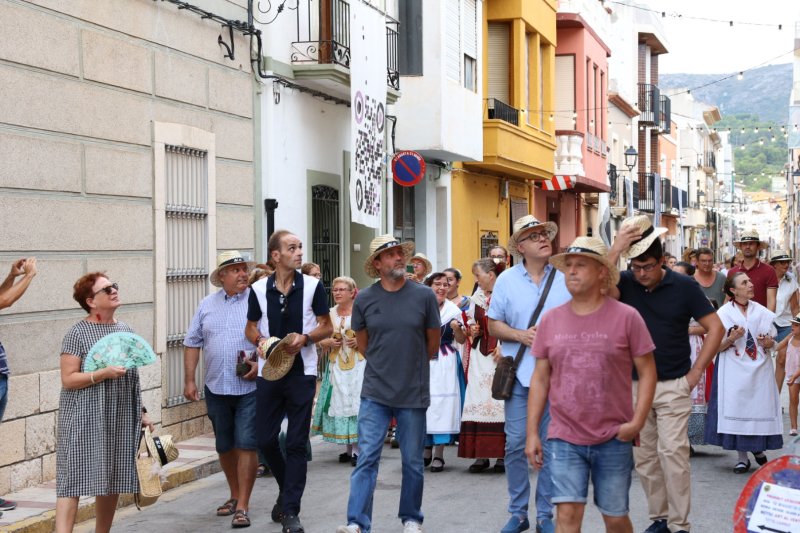 Art al Vent ja llueix els més de mig centenar de cobertors al Carrer La Bassa de Gata Art al Vent ja llueix els més de mig centenar de cobertors al Carrer La Bassa de Gata