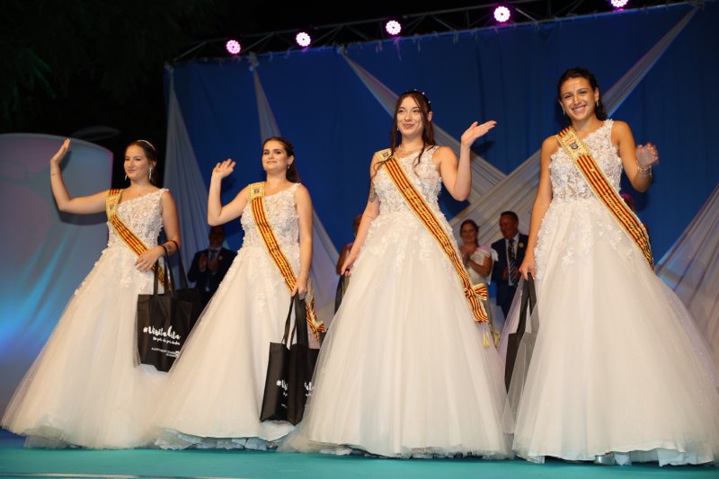 Duanes de Xàbia proclama a les majoralesses i majorals de les festes de Loreto i ret homenatge als presidents de les comissions Duanes de Xàbia proclama a les majoralesses i majorals de les festes de Loreto i ret homenatge als presidents de les comissions