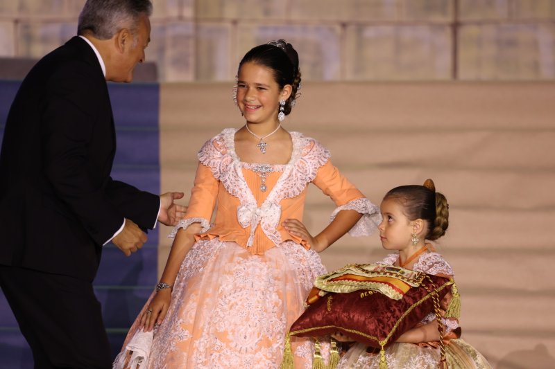 Marta Ortuño i Ariadna Serrat estrenen el seu regnat de Fogueres 2020 Marta Ortuño i Ariadna Serrat estrenen el seu regnat de Fogueres 2020