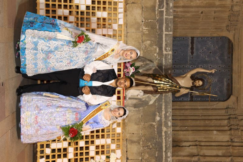 Tot per l’aire i La Desastrà, quintades protagonistes de la primera ofrena a Sant Joan de Fogueres de Xàbia Tot per l’aire i La Desastrà, quintades protagonistes de la primera ofrena a Sant Joan de Fogueres de Xàbia