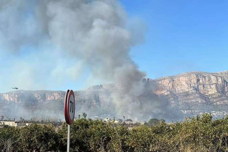 El incendio de Xàbia ha obligado a desalojar cerca de cien  personas  El incendio de Xàbia ha obligado a desalojar cerca de cien  personas
