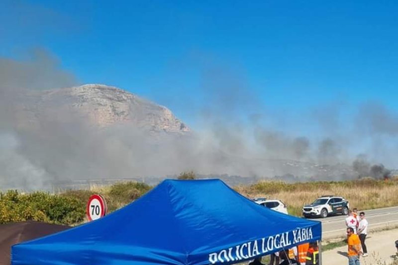 El incendio de Xàbia ha obligado a desalojar cerca de cien  personas  El incendio de Xàbia ha obligado a desalojar cerca de cien  personas