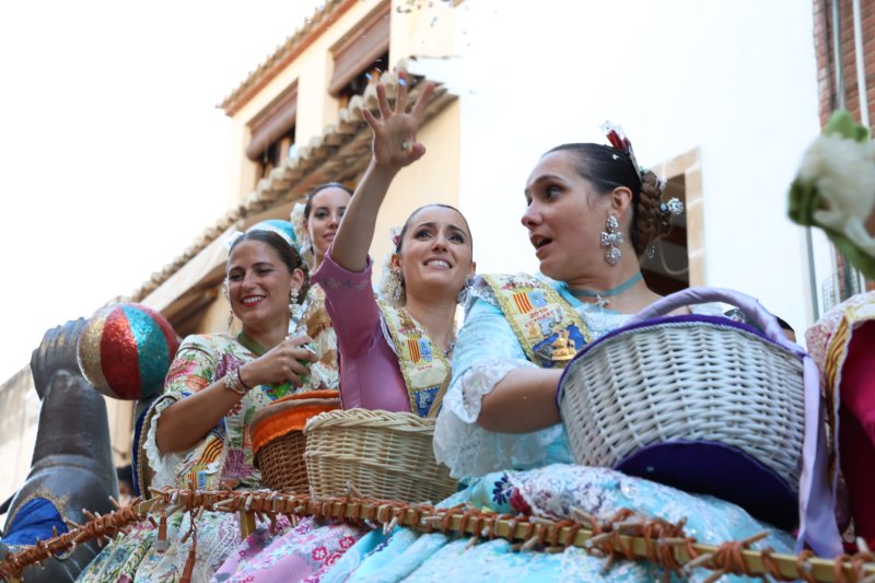 Més d’una vintena de carrosses desfilen en la primera jornada de cavalcada de Xàbia Més d’una vintena de carrosses desfilen en la primera jornada de cavalcada de Xàbia