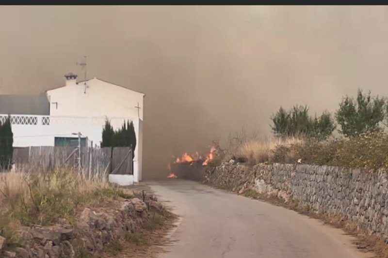 El incendio de Xàbia ha obligado a desalojar cerca de cien  personas  El incendio de Xàbia ha obligado a desalojar cerca de cien  personas