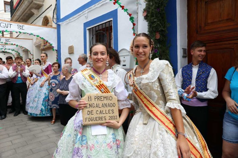 El Carrer Sant Pere Martir és el millor engalanat de Fogueres El Carrer Sant Pere Martir és el millor engalanat de Fogueres