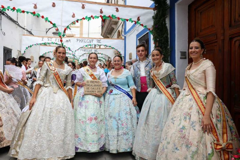 El Carrer Sant Pere Martir és el millor engalanat de Fogueres El Carrer Sant Pere Martir és el millor engalanat de Fogueres