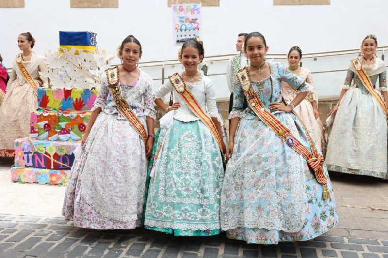 El Carrer Sant Pere Martir és el millor engalanat de Fogueres El Carrer Sant Pere Martir és el millor engalanat de Fogueres
