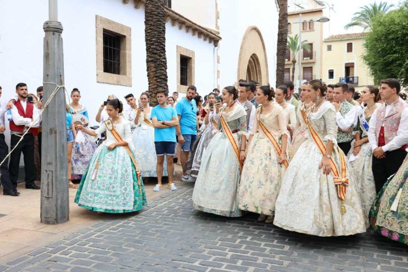El Carrer Sant Pere Martir és el millor engalanat de Fogueres El Carrer Sant Pere Martir és el millor engalanat de Fogueres