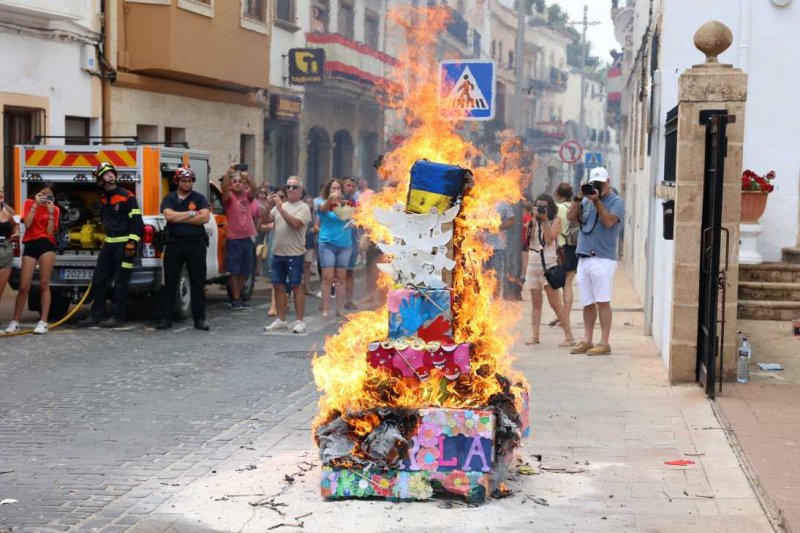 El Carrer Sant Pere Martir és el millor engalanat de Fogueres El Carrer Sant Pere Martir és el millor engalanat de Fogueres