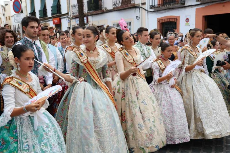 El Carrer Sant Pere Martir és el millor engalanat de Fogueres El Carrer Sant Pere Martir és el millor engalanat de Fogueres
