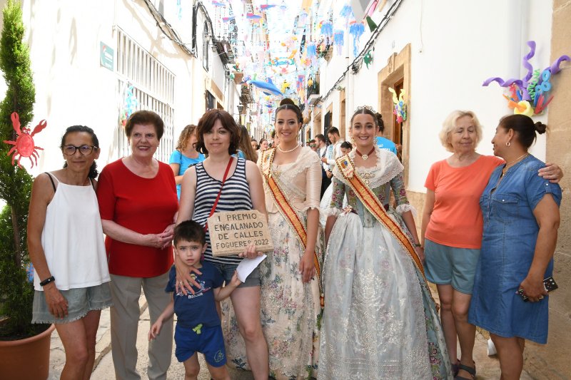 El Carrer Sant Pere Martir és el millor engalanat de Fogueres El Carrer Sant Pere Martir és el millor engalanat de Fogueres