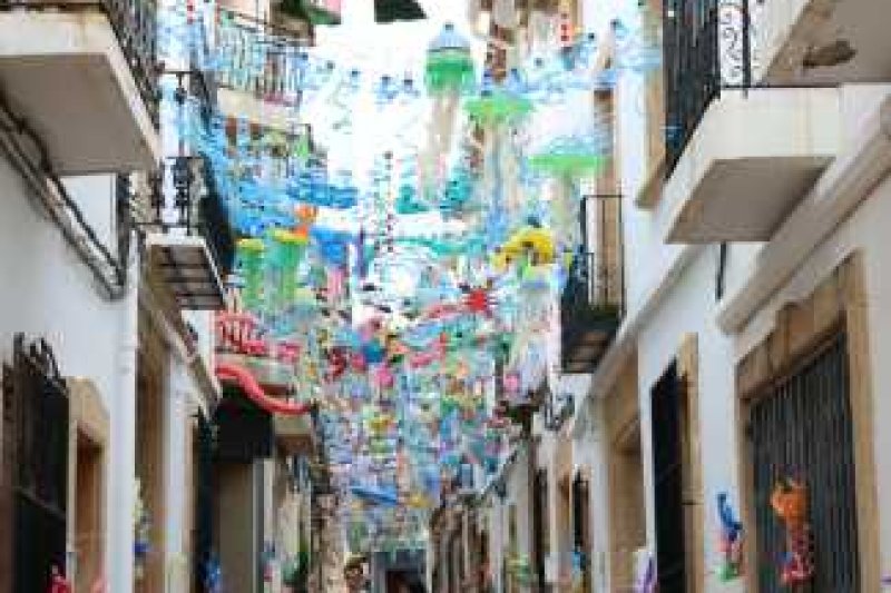 El Carrer Sant Pere Martir és el millor engalanat de Fogueres El Carrer Sant Pere Martir és el millor engalanat de Fogueres