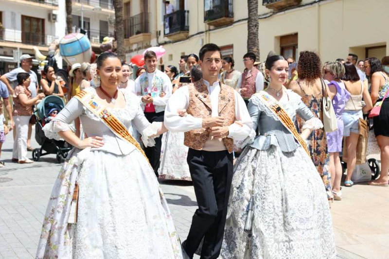 El Carrer Sant Pere Martir és el millor engalanat de Fogueres El Carrer Sant Pere Martir és el millor engalanat de Fogueres