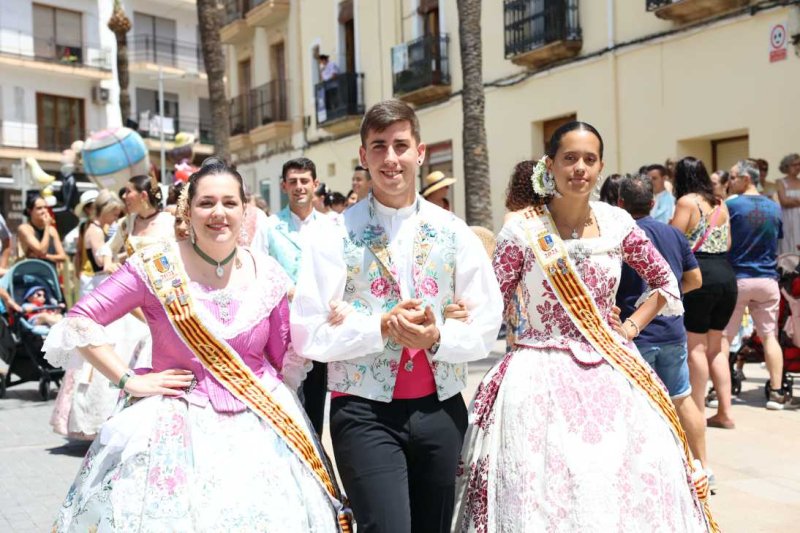 El Carrer Sant Pere Martir és el millor engalanat de Fogueres El Carrer Sant Pere Martir és el millor engalanat de Fogueres
