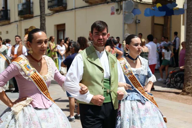 El Carrer Sant Pere Martir és el millor engalanat de Fogueres El Carrer Sant Pere Martir és el millor engalanat de Fogueres