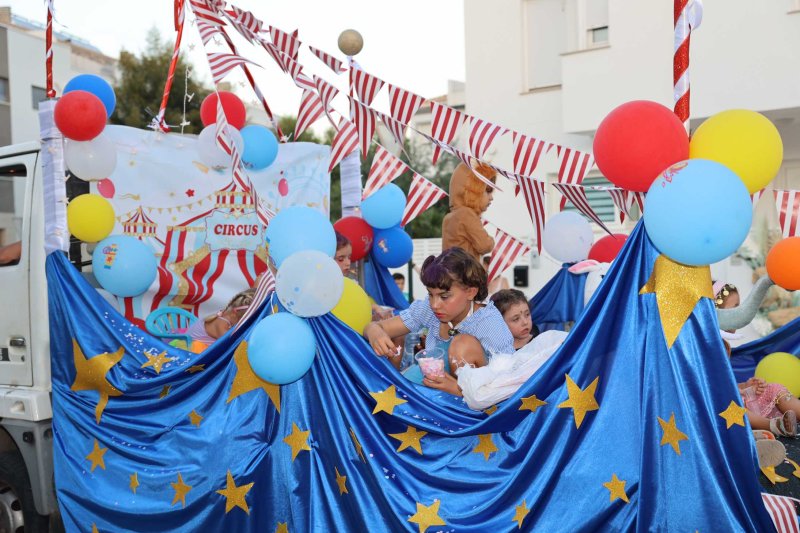 GALERIA DE FOTOS i PREMIS de les CARROSSES de BENIARBEIG: guanyen el Tadeo Jones i el Circ de Segària GALERIA DE FOTOS i PREMIS de les CARROSSES de BENIARBEIG: guanyen el Tadeo Jones i el Circ de Segària
