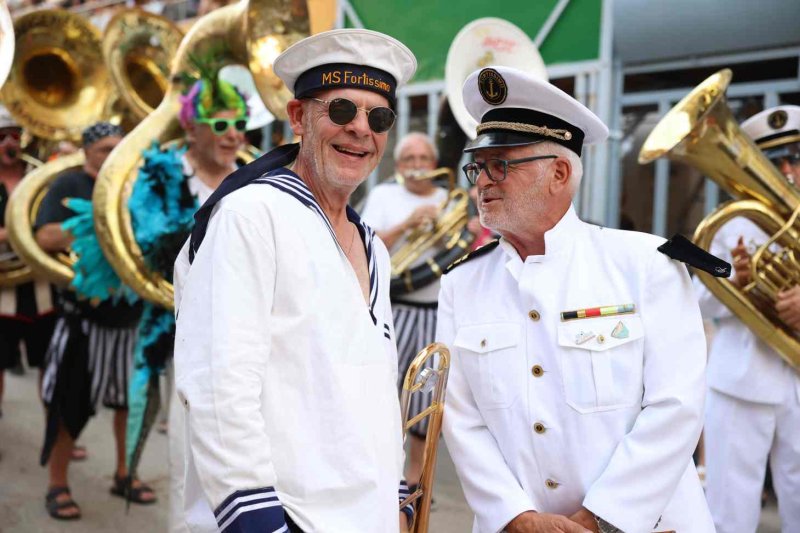 GALERIA de FOTOS de la DESFILADA de CARROSSES de les FESTES de JULIOL de PEDREGUER GALERIA de FOTOS de la DESFILADA de CARROSSES de les FESTES de JULIOL de PEDREGUER