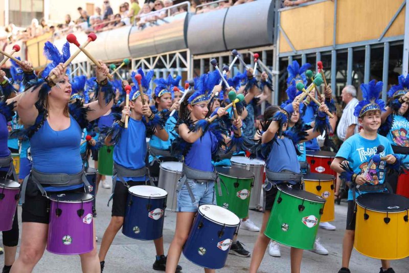 GALERIA de FOTOS de la DESFILADA de CARROSSES de les FESTES de JULIOL de PEDREGUER GALERIA de FOTOS de la DESFILADA de CARROSSES de les FESTES de JULIOL de PEDREGUER
