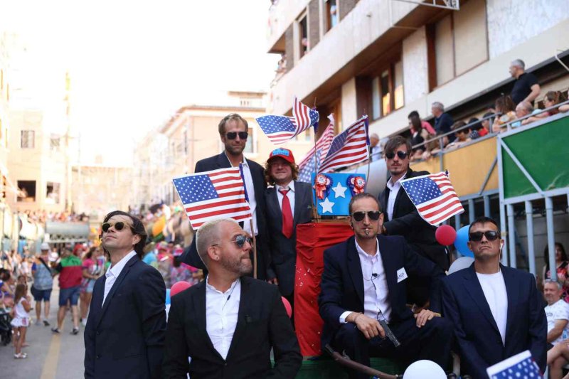 GALERIA de FOTOS de la DESFILADA de CARROSSES de les FESTES de JULIOL de PEDREGUER GALERIA de FOTOS de la DESFILADA de CARROSSES de les FESTES de JULIOL de PEDREGUER