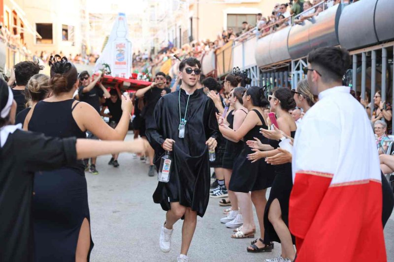 GALERIA de FOTOS de la DESFILADA de CARROSSES de les FESTES de JULIOL de PEDREGUER GALERIA de FOTOS de la DESFILADA de CARROSSES de les FESTES de JULIOL de PEDREGUER