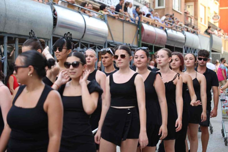 GALERIA de FOTOS de la DESFILADA de CARROSSES de les FESTES de JULIOL de PEDREGUER GALERIA de FOTOS de la DESFILADA de CARROSSES de les FESTES de JULIOL de PEDREGUER