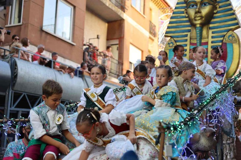 GALERIA de FOTOS de la DESFILADA de CARROSSES de les FESTES de JULIOL de PEDREGUER GALERIA de FOTOS de la DESFILADA de CARROSSES de les FESTES de JULIOL de PEDREGUER