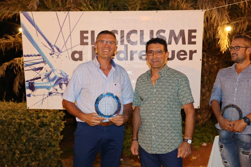 El Club Ciclista Pedreguer repassa la seua trajectòria en la gala del 50 aniversari El Club Ciclista Pedreguer repassa la seua trajectòria en la gala del 50 aniversari