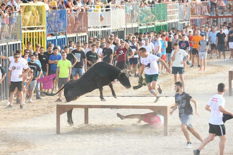 Sevillano passa per Xàbia amb més pena que glòria, però Machancoses arregla l’última vesprada de bous al carrer de Fogueres Sevillano passa per Xàbia amb més pena que glòria, però Machancoses arregla l’última vesprada de bous al carrer de Fogueres