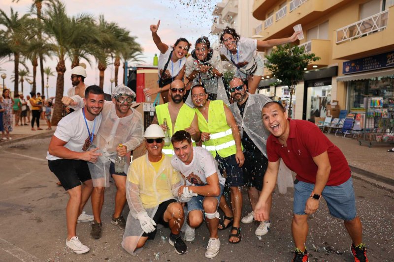 Les carrosses de les festes de Loreto de Xàbia tornen amb una gran participació i molta crítica i ironia Les carrosses de les festes de Loreto de Xàbia tornen amb una gran participació i molta crítica i ironia
