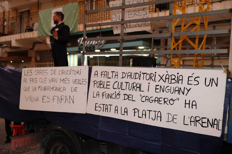 Les carrosses de les festes de Loreto de Xàbia tornen amb una gran participació i molta crítica i ironia Les carrosses de les festes de Loreto de Xàbia tornen amb una gran participació i molta crítica i ironia