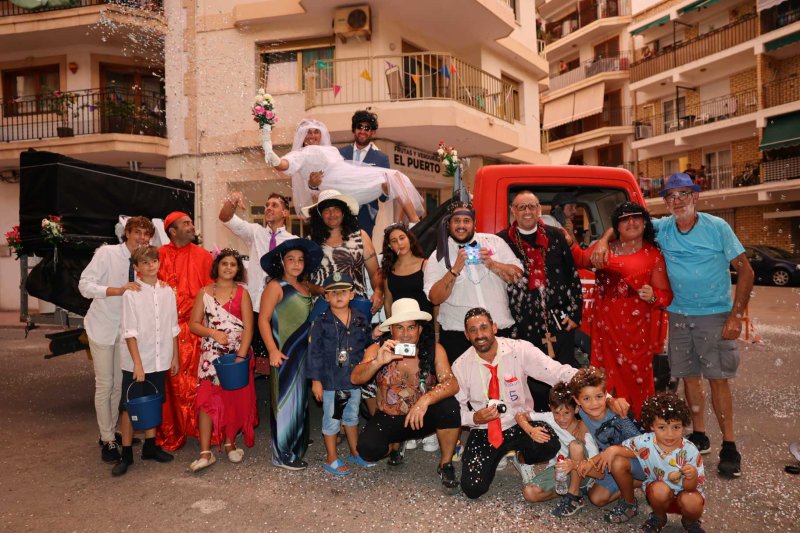 Les carrosses de les festes de Loreto de Xàbia tornen amb una gran participació i molta crítica i ironia Les carrosses de les festes de Loreto de Xàbia tornen amb una gran participació i molta crítica i ironia