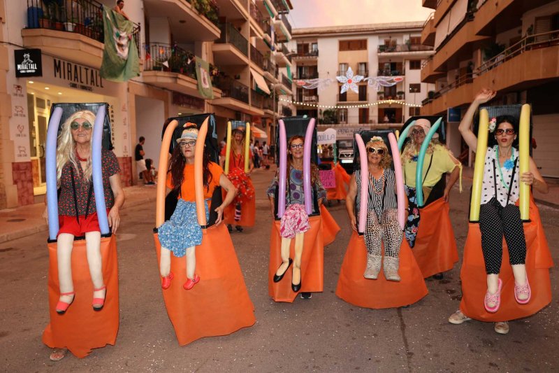 Les carrosses de les festes de Loreto de Xàbia tornen amb una gran participació i molta crítica i ironia Les carrosses de les festes de Loreto de Xàbia tornen amb una gran participació i molta crítica i ironia