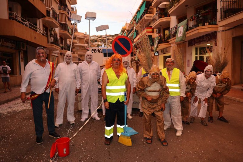 Les carrosses de les festes de Loreto de Xàbia tornen amb una gran participació i molta crítica i ironia Les carrosses de les festes de Loreto de Xàbia tornen amb una gran participació i molta crítica i ironia