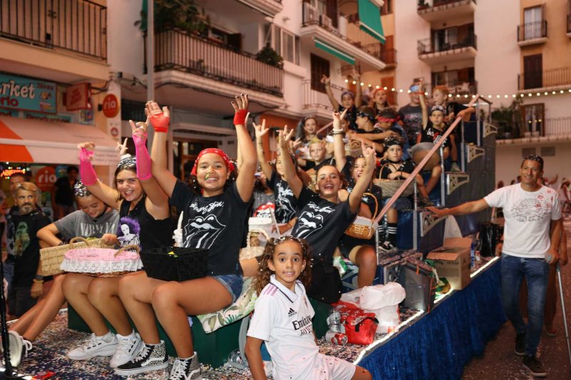 Les carrosses de les festes de Loreto de Xàbia tornen amb una gran participació i molta crítica i ironia Les carrosses de les festes de Loreto de Xàbia tornen amb una gran participació i molta crítica i ironia
