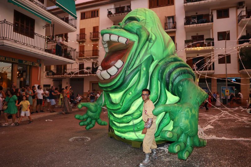 Les carrosses de les festes de Loreto de Xàbia tornen amb una gran participació i molta crítica i ironia Les carrosses de les festes de Loreto de Xàbia tornen amb una gran participació i molta crítica i ironia