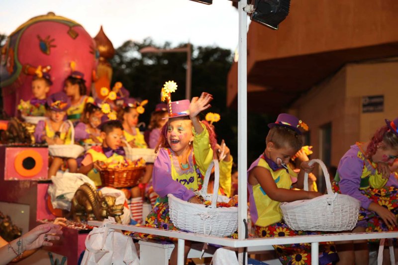 Les carrosses de les festes de Loreto de Xàbia tornen amb una gran participació i molta crítica i ironia Les carrosses de les festes de Loreto de Xàbia tornen amb una gran participació i molta crítica i ironia