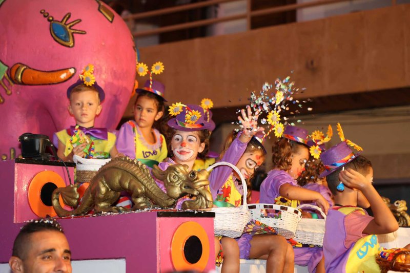 Les carrosses de les festes de Loreto de Xàbia tornen amb una gran participació i molta crítica i ironia Les carrosses de les festes de Loreto de Xàbia tornen amb una gran participació i molta crítica i ironia